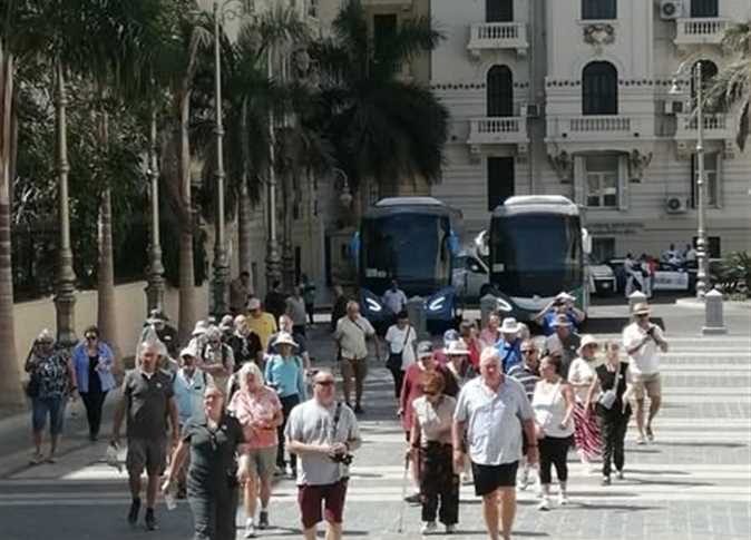 وفود سياحية من مختلف الجنسيات تتفقد مقتنيات المتحف اليونانى بالاسكندرية