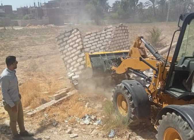 إزالة التعديات على الأراضي الزراعية وأملاك الدولة بقنا