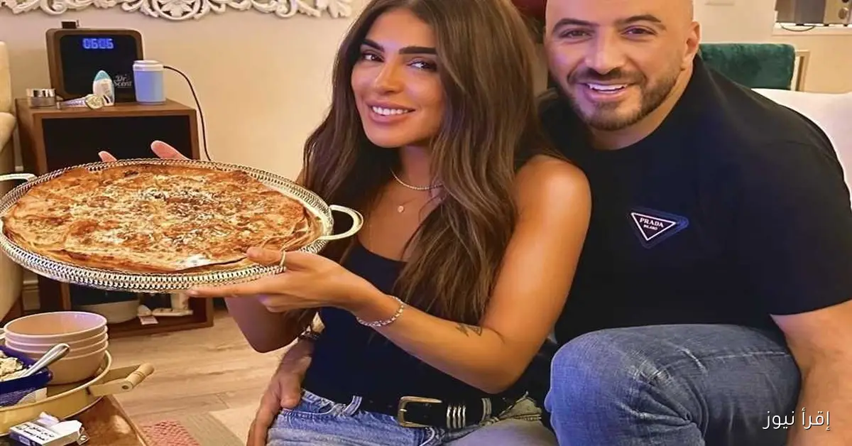 «احتفال مجدي الهواري ودنيا عبدالمعبود بفوز الأهلي على الزمالك مع فطيرة حسين الشحات»