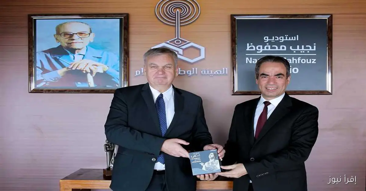 السفير الألماني يزور استوديو نجيب محفوظ ويستلم هدية من المسلماني: نسخة من أغاني أم كلثوم