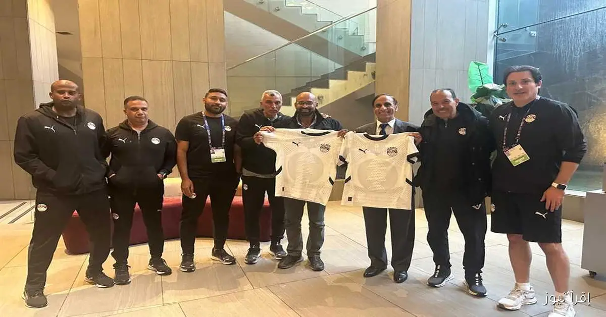 سفير مصر في تشيلي يشجع لاعبي منتخب الشباب قبل مباراتهم مع نيوزيلندا
