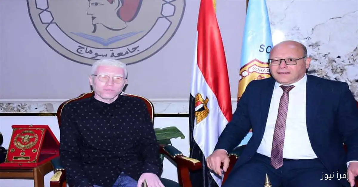 شاب ألبينو يصبح معيدًا في كلية الآداب ورئيس جامعة سوهاج يصف حالة يوسف بأنها فريدة من نوعها