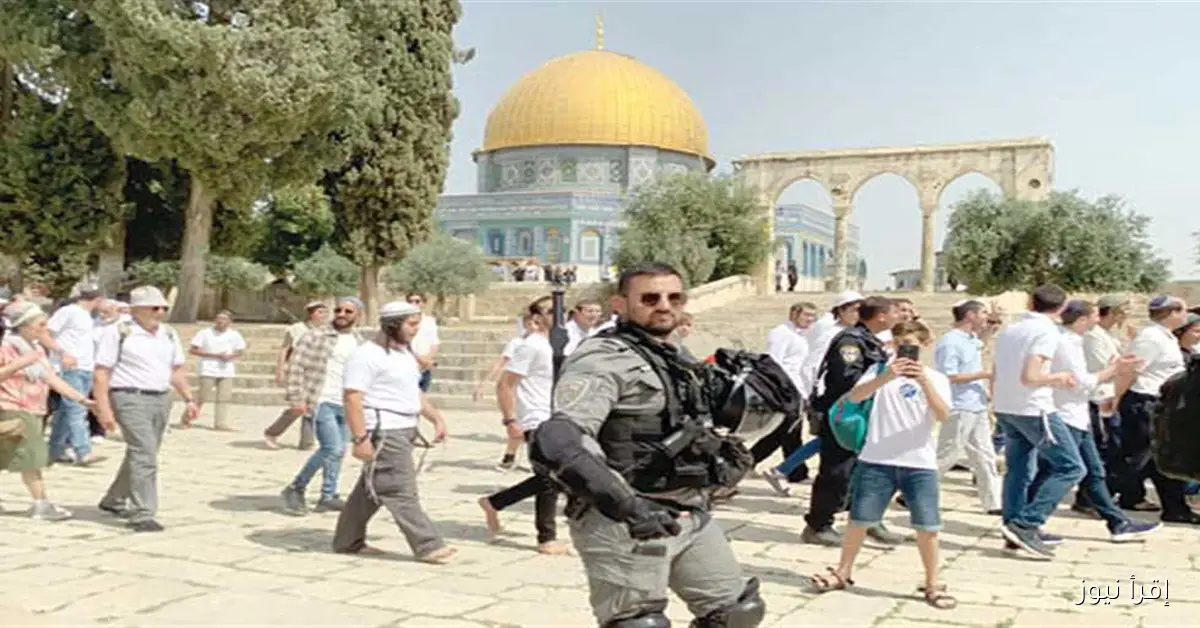 مستوطنون يقتحمون المسجد الأقصى والاحتلال يعتقل 17 فلسطينياً من الضفة الغربية