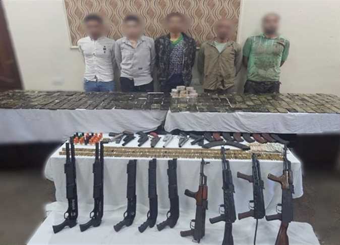 المتهمين عقب القبض عليهم في البحيرة
