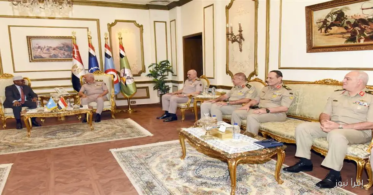 وزير الدفاع يناقش مع نظيره الصومالي تعزيز آفاق التعاون العسكري
