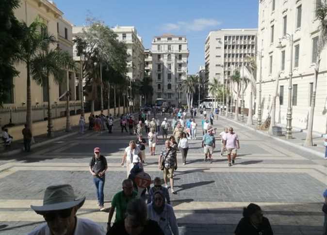 وفود سياحية من مختلف الجنسيات تتفقد مقتنيات المتحف اليونانى بالاسكندرية