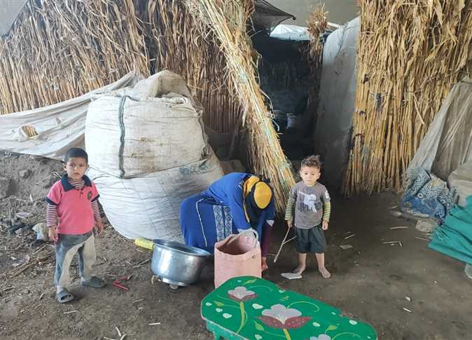 أهالي العشش يشكون