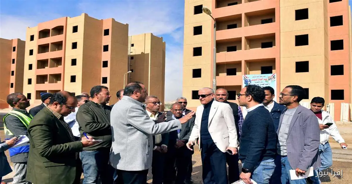 تسليم 15 عقد ملكية نهائية لوحدات الإسكان الشعبي في الأقصر
