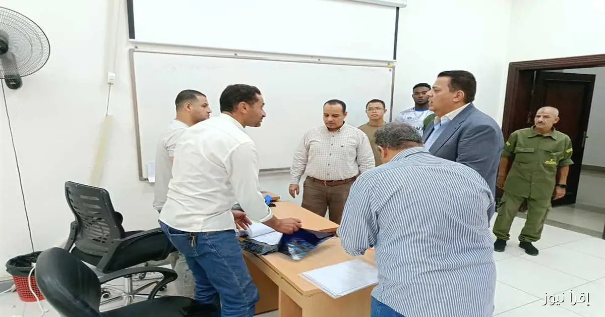رئيس جامعة بني سويف التكنولوجية يقوم بجولة لتفقد مراحل تسجيل الطلاب الجدد