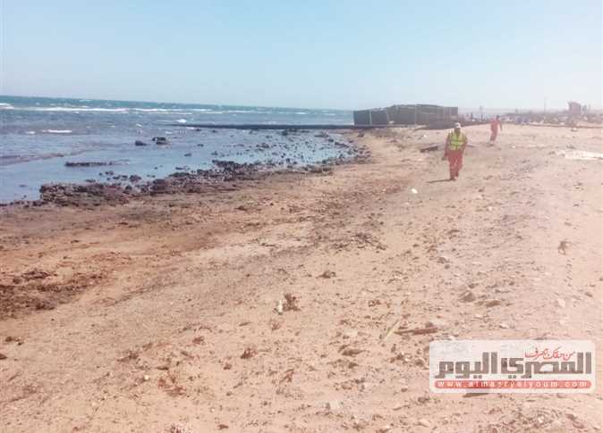 انتهاء أعمال إزالة آثار التلوث البترولي من شاطئ «رأس شقير»