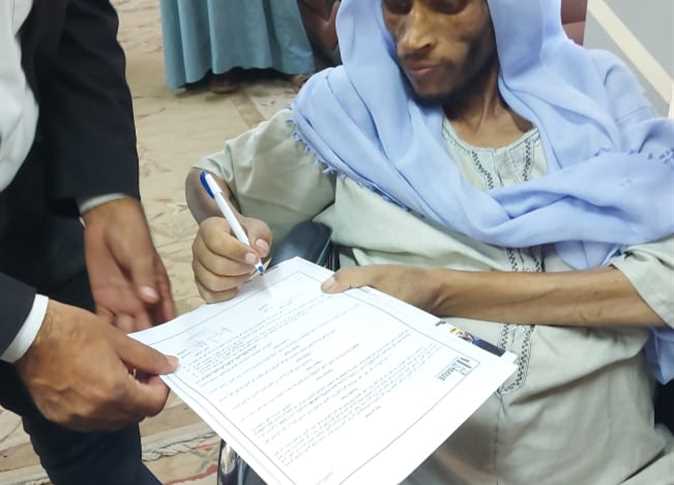 صورة من توقيع العقد