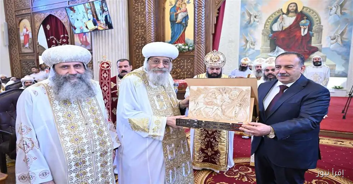 محافظ أسيوط يقدم للبابا تواضروس الثاني أيقونة للعائلة المقدسة بريشة طفل مسلم